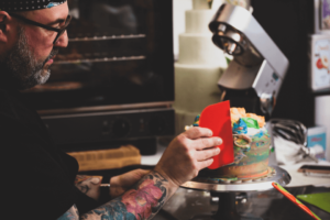 74 Inspirações de Bolos Carnavalescos